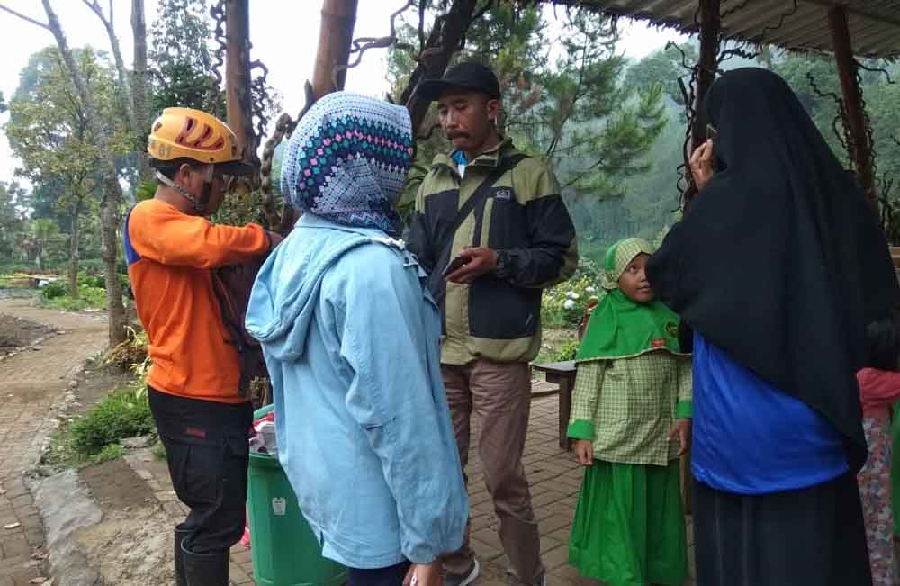 Tim gabungan meminta keterangan pihak guru pemdamping di area Air Terjun Coban Talun