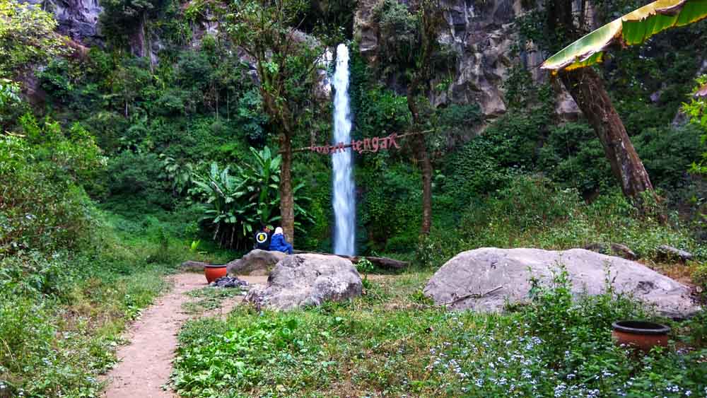 Sensasi Air Terjun 'Perawan' di Tengah Hutan