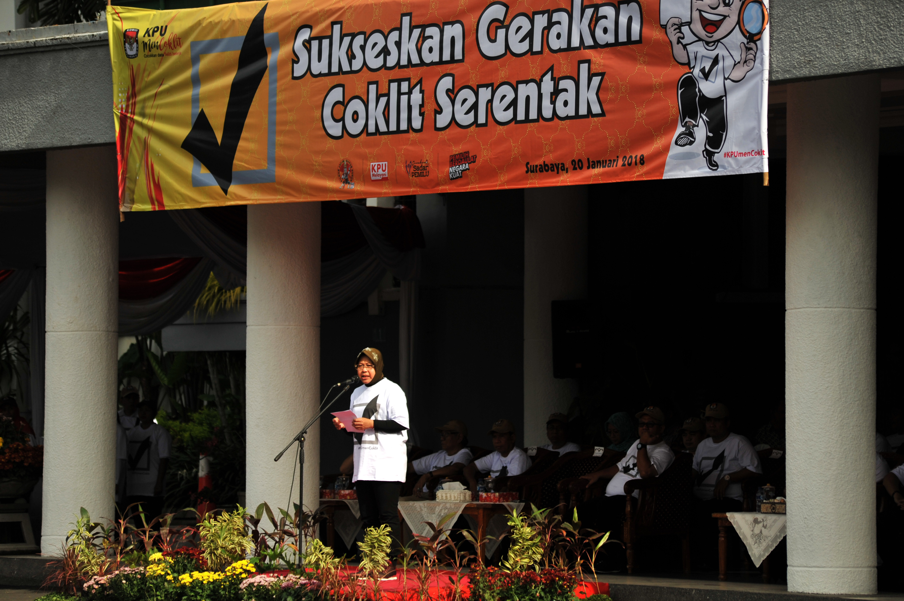 Wali Kota Risma memberi arahan kepada petugas coklit