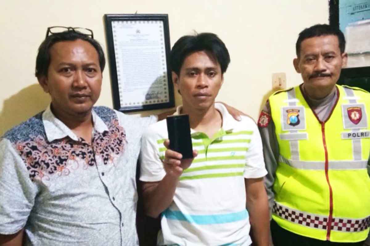 Tersangka saat diamankan di Polsek Sukomanunggal Surabaya.