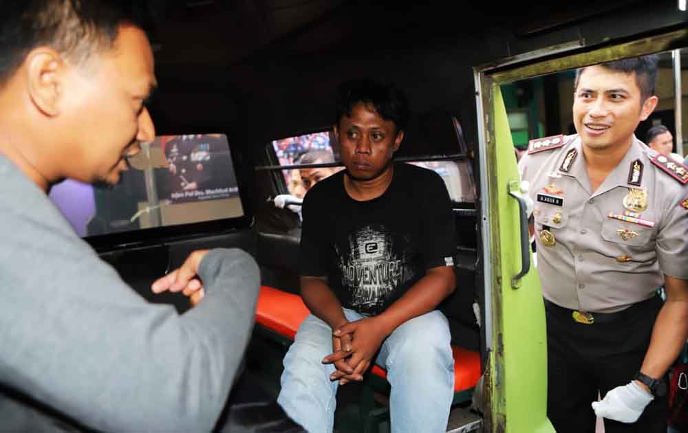 Tersangka tengah saat dikeler di angkot tempatnya mencopet