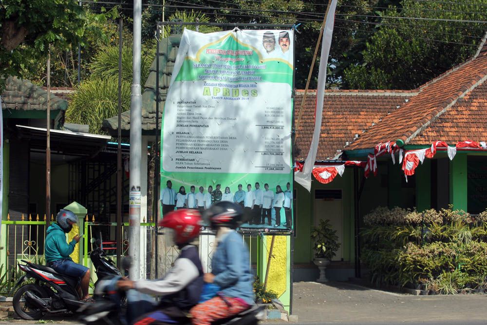 Pemerintahan Desa Kadayungan, Kecamatan  Kabat, Banyuwangi memasang baliho di depan pendopo desa/ Foto: Budi Sugiharto jatimnow.com
