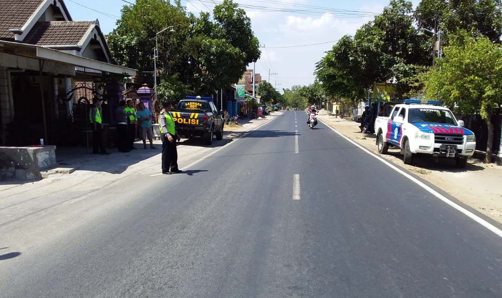 Petugas melakukan olah TKP kecelakaan (Mita Kusuma/jatimnow.com)