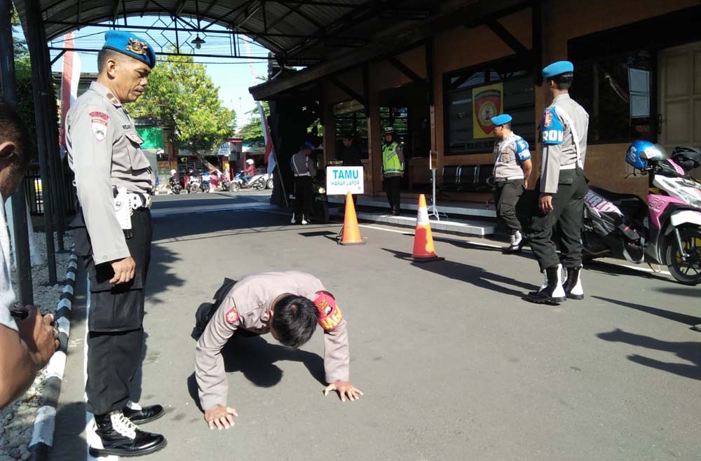 Anggota polisi yang melanggar tengah dihukum push up