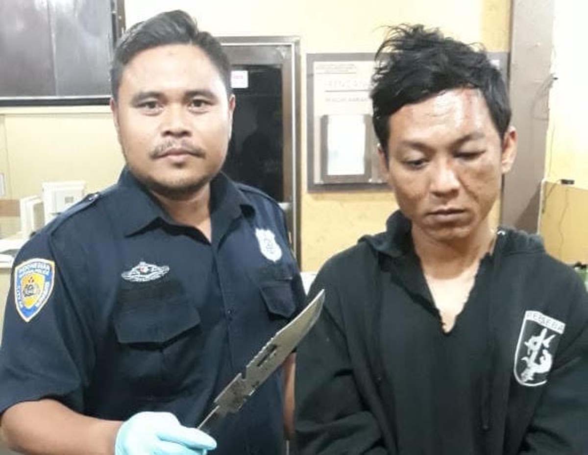 Yoyon (kanan) bersama sangkur miliknya saat diamankan di Mapolsek Sawahan Surabaya. 