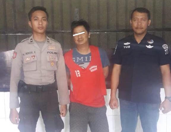 Mas'ud (tengah) saat diamankan di Mapolrestabes Surabaya.