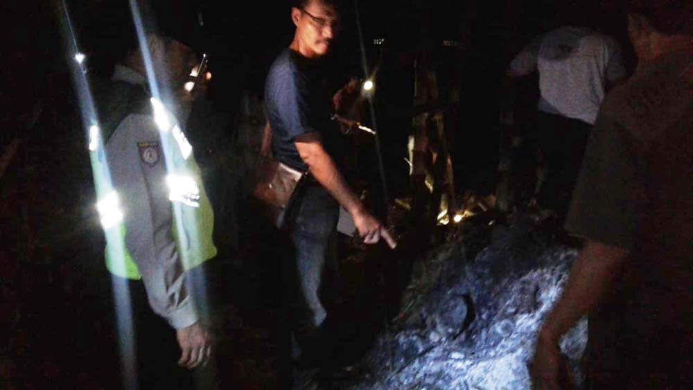 Olah TKP kebakaran kandang (Humas Polres Ngawi/Istimewa)