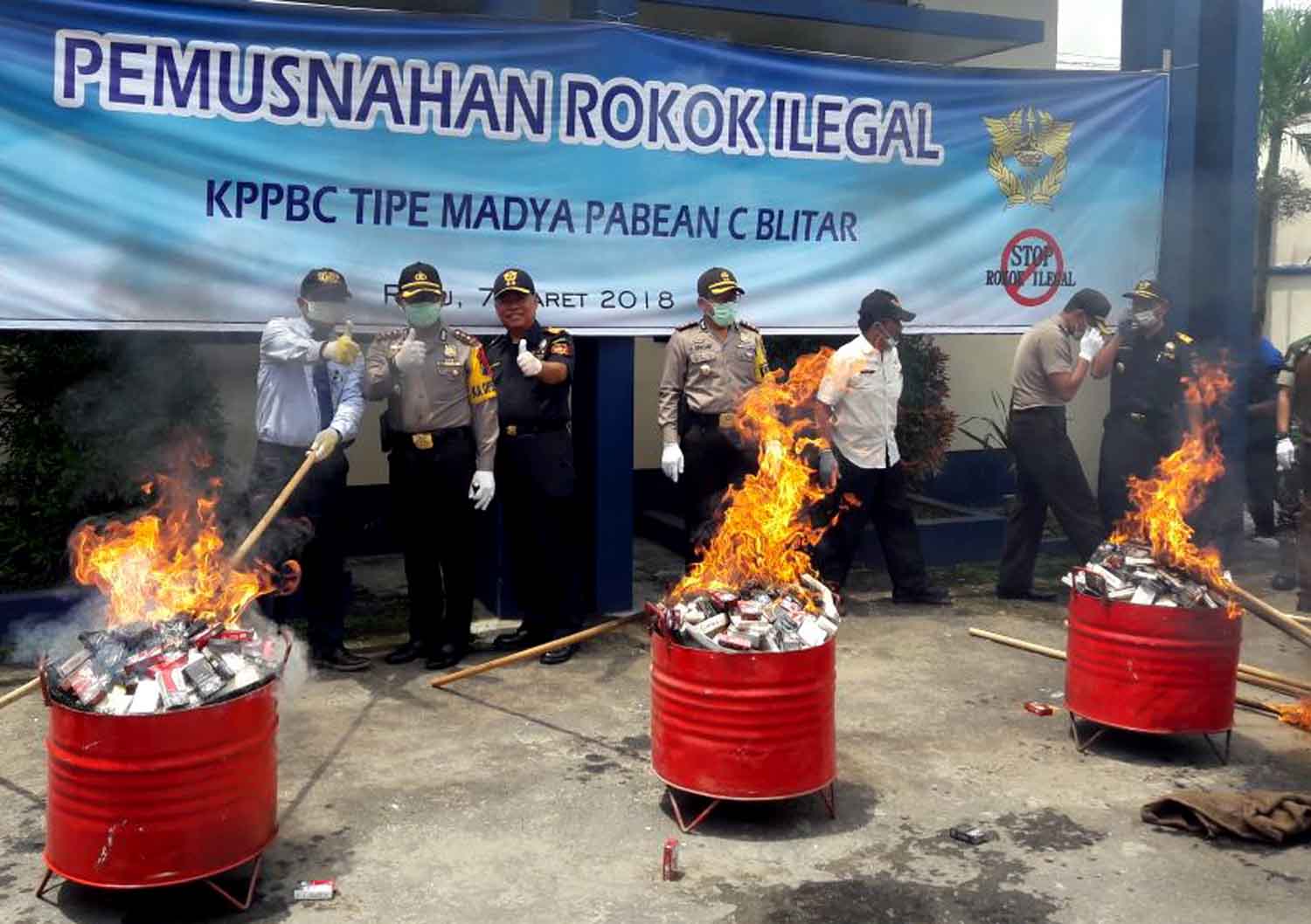 Petugas Bea Cuka memusnahkan barang nukti rokok tanpa cukai.