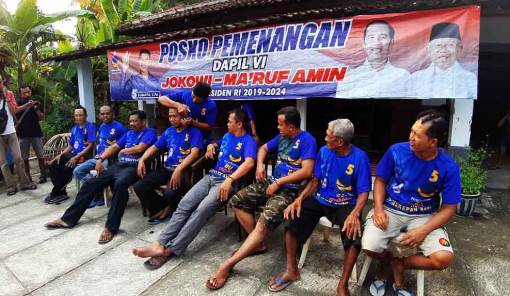 Proses cukur gundul pendukung Jokowi di Ponorogo