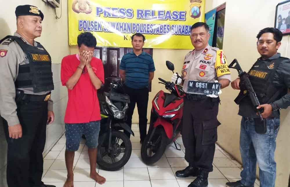 Tersangka saat di mapolsek Sawahan