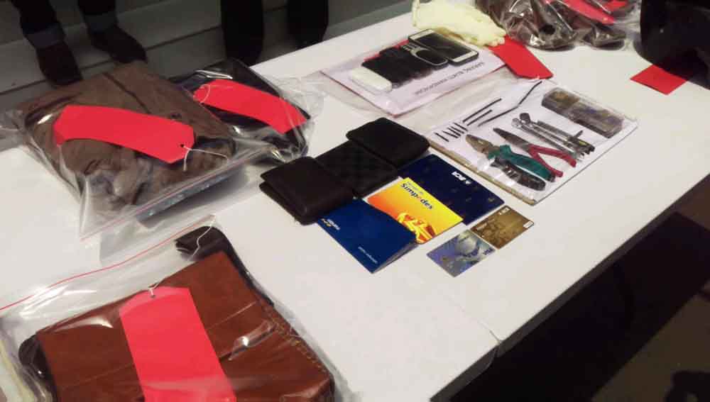 Barang bukti alat yang biasa digunakan sindikat perampokan