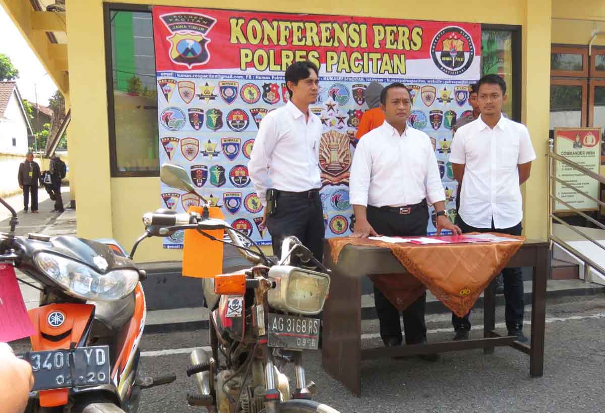 Barang bukti motor hasil curian bapak anak di Mapolres Pacitan