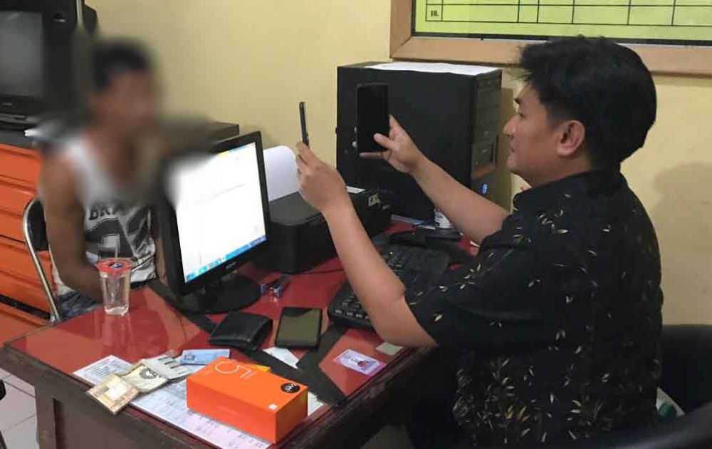 Tersangka Erick diperiksa polisi