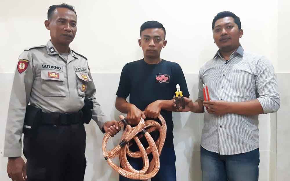 Tersangka saat diamankan bersama barang bukti di Mapolsek Ngoro