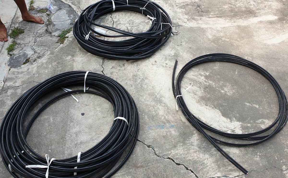 Kabel telekomunikasi milik PT KAI yang dicuri para pelaku di kawasan Kampus Uinsa Surabaya 