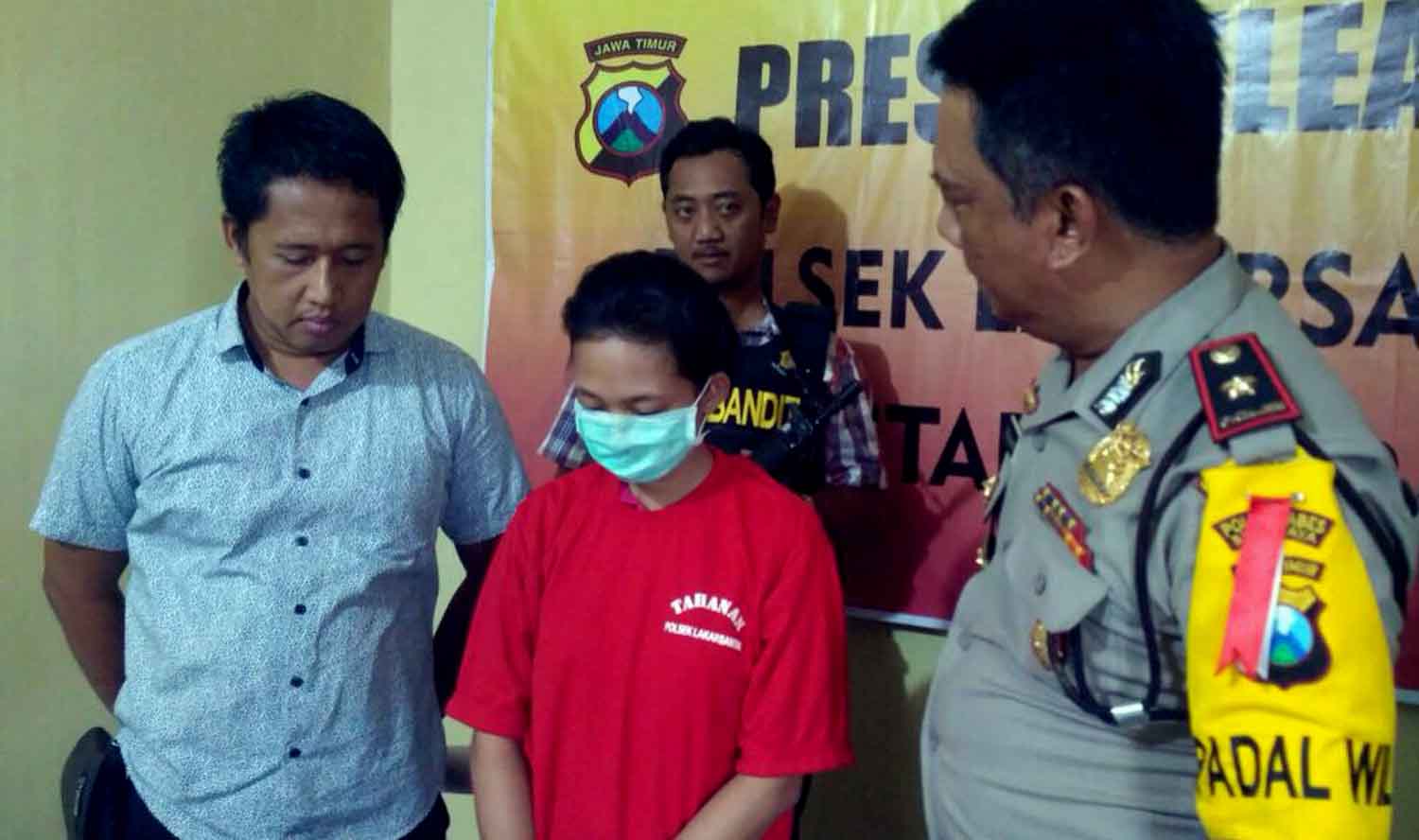 Tersangka saat diamankan di Mapolsek Lakarsantri.