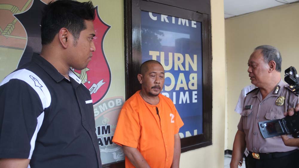 Tersangka didampingi petugas saat pers rilis curanmor di Mapolres Ngawi (Mita Kusuma/jatimnow.com)