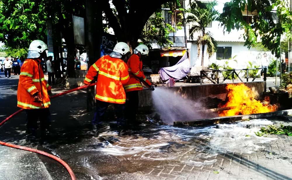 Petugas PMK saat memadamkan api dari pipa PGN yang bocor 