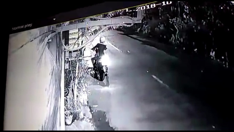 Screenshot CCTV yang merekam detik-detik pencurian yang dilakukan komplotan penjahat bermobil.