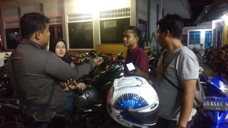 Robby dan Balqis, kedua korban saat bercerita kepada wartawan di Mapolsek Tambaksari.