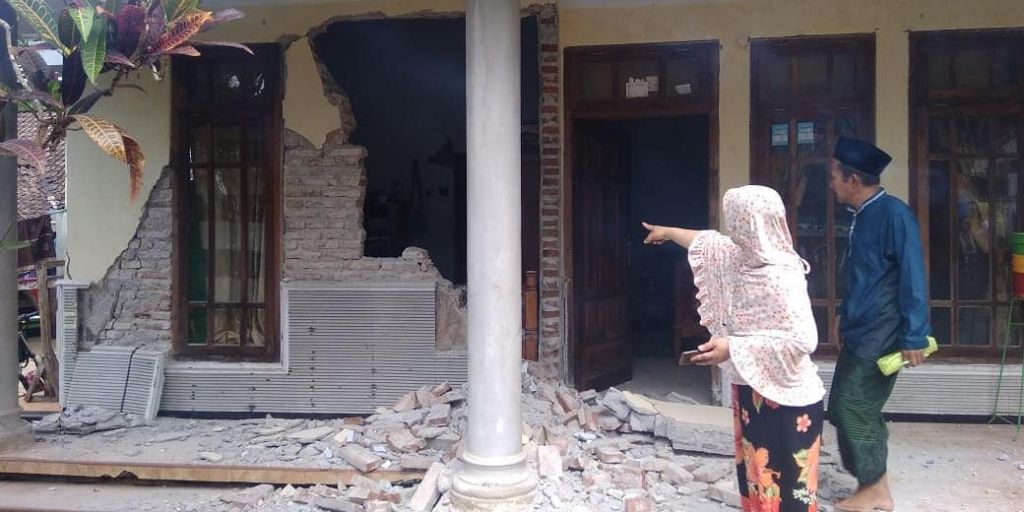 Warga mengamati rumah yang mengalami kerusakan akibat Gempa di Kabupaten Malang (Foto: BPBD Kabupaten Malang via BNPB)