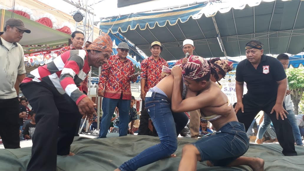 Melirik Tradisi Gulat Okol Sedekah Bumi di Kota Metropolis