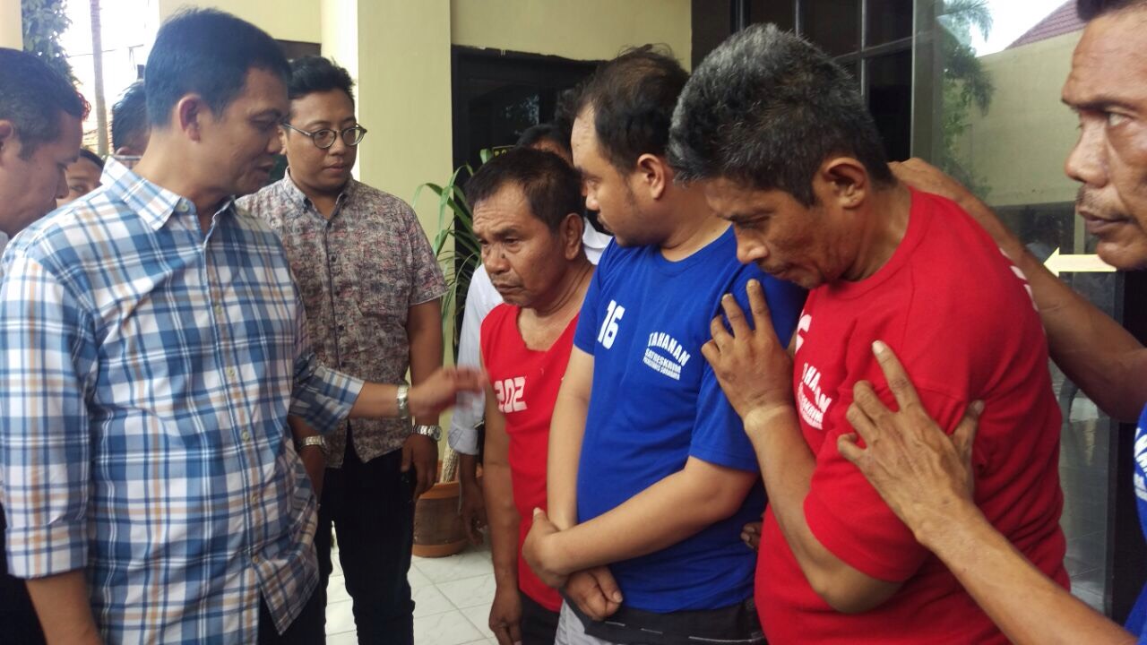 Empat pelaku petugas PDAM gadungan saat diamankan di Polrestabes Surabaya.