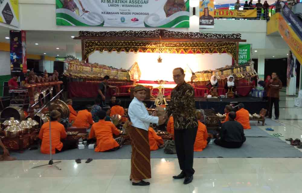 Dalang cilik Muhammad Fatikh Assegaf saat terlibat dalam wayangan antikorupsi di Ponorogo