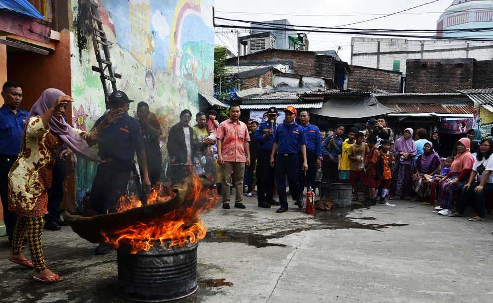Simulasi kebakaran di Kampung Keputran Surabaya