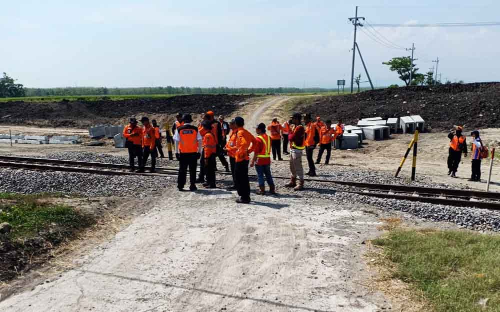 Petugas melakukan pengecekan perlintasan sebidang di wilayah Daop 7 Madiun