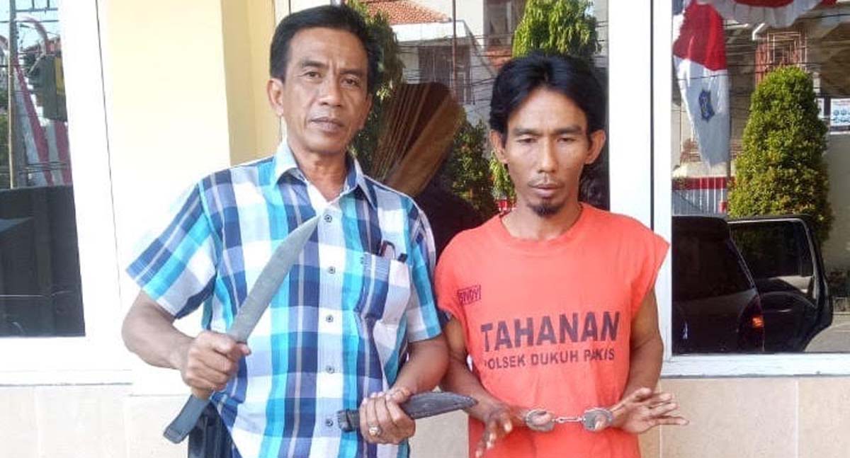 Ipda Sujatmiko saat mengamankan Rohan (kanan).