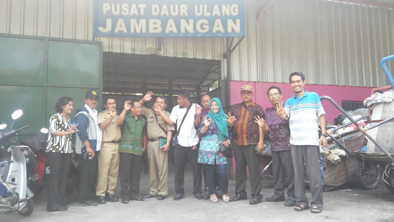 Para jajaran Kabupaten Buleleng Bali saat belajar pengelolaan sampah di Jambangan Surabaya/Foto: Arry Saputra