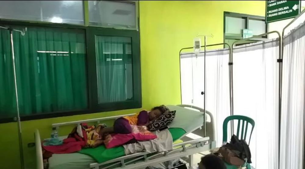 Perawatan pasien DB di lorong RSUD Dolopo