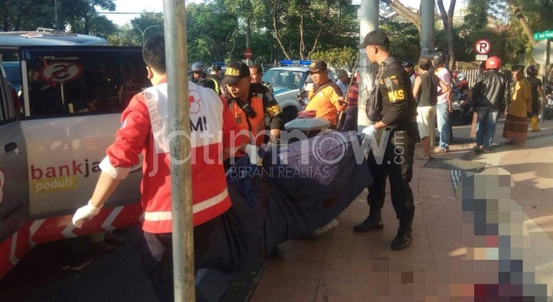 Petugas mengevakuasi jasad korban di TKP/Foto: Narendra Bakrie