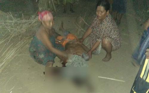 Korban (tergeletak) saat ditolong anak dan istrinya.