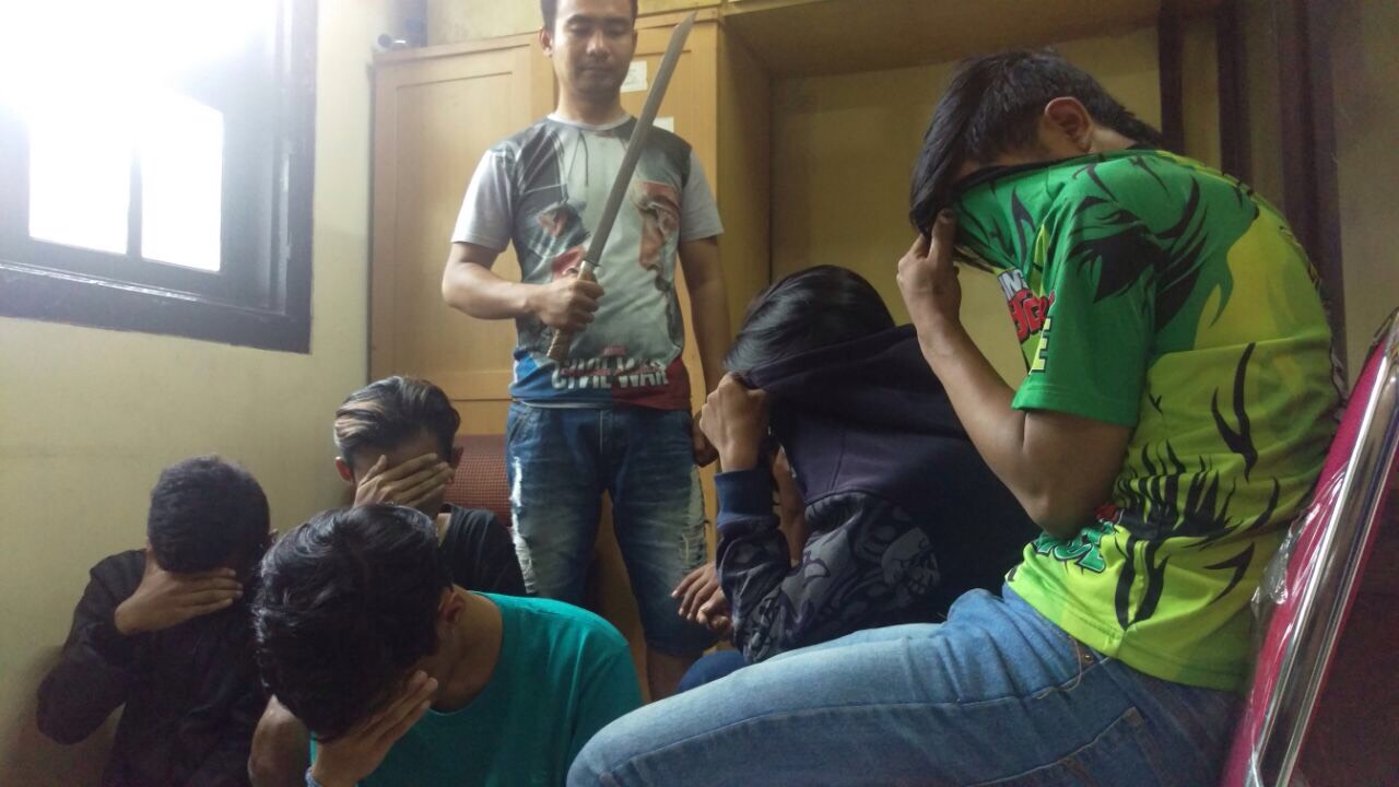  AA (kaos hijau) saat diamankan di Mapolsek Bubutan Surabaya. 