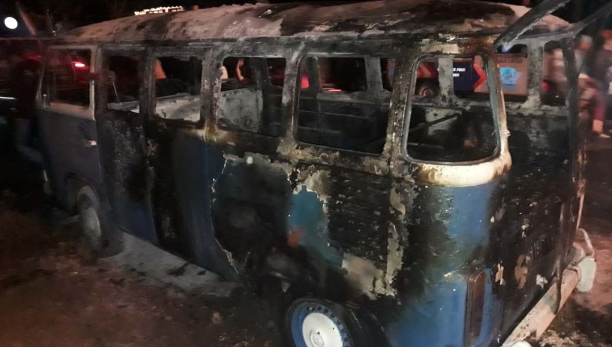 Mobil yang terbakar