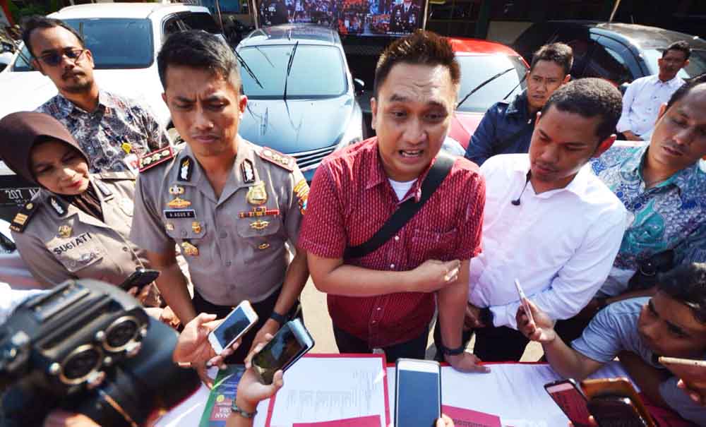  AKBP Antonius Agus Rahmanto dan Ahmad Fauzi (baju merah) saat di Mapolres Pelabuhan Tanjung Perak Surabaya. 

