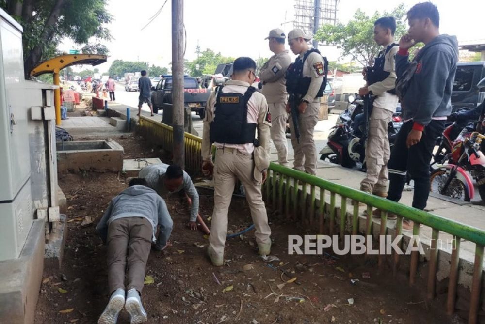 Ilustrasi polisi menciduk dua debt collector yang meresahkan nasabah (Foto: dok. Humas Polres Metro Jakarta Barat)