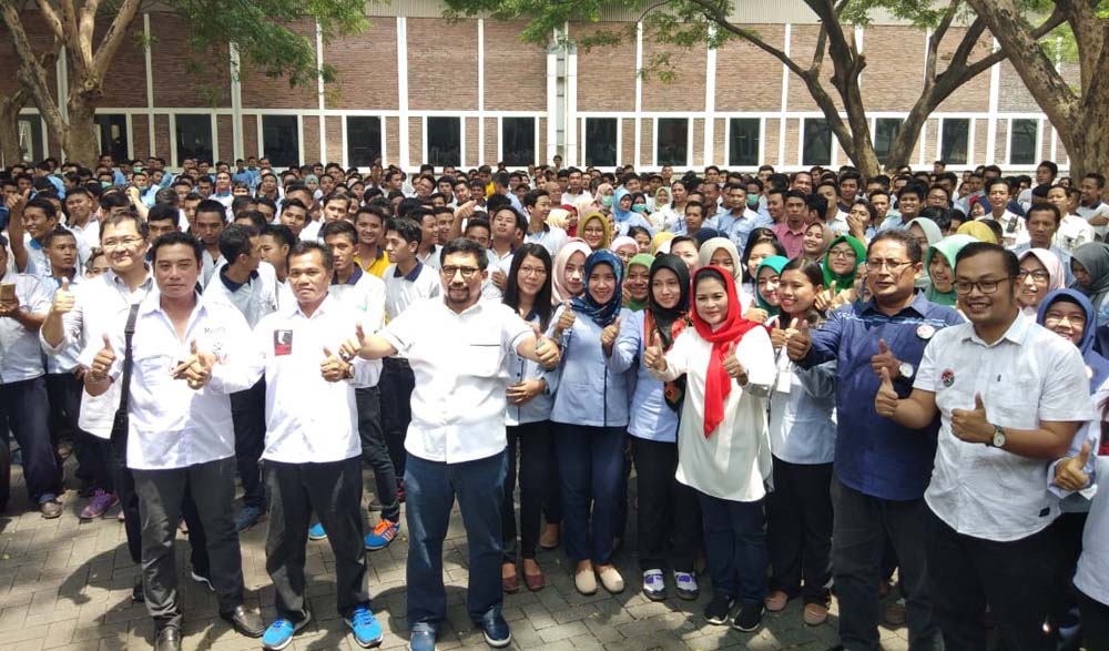 Ketua TKD Jatim Irjen Pol (purn) Machfud Arifin berfoto bersama pekerja di pabrik mebel