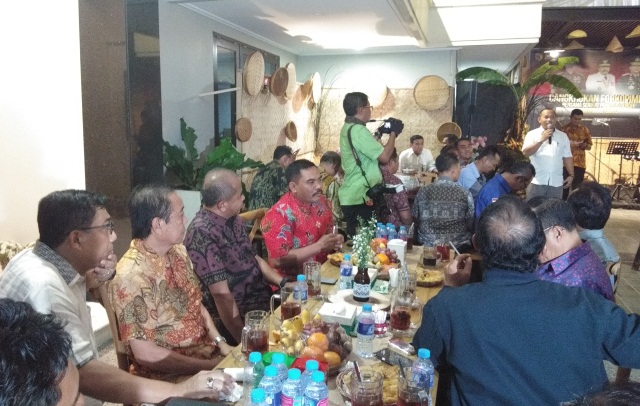 Kapolda Jatim saat mengikuti cangkrukan bareng dengan serikat pekerja