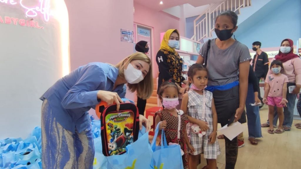 Delvation menyiapkan paket berisi tas sekolah, perlengkapan sekolah dan boneka sebanyak 170 hingga 200 paket.