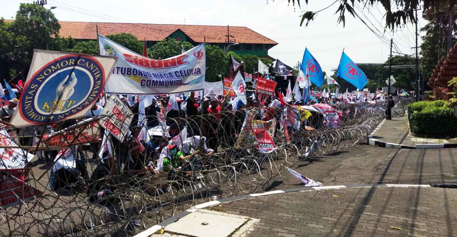 Massa KNCI saat menggelar tuntutan di depan Gedung DPRD Jatim, Jalan Indrapura Surabaya.
