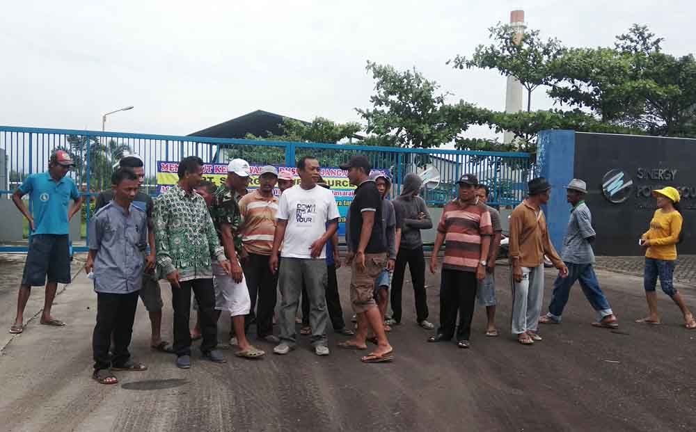 Aksi demonstrasi warga di Mojokerto menuntut pembayaran tanahnya