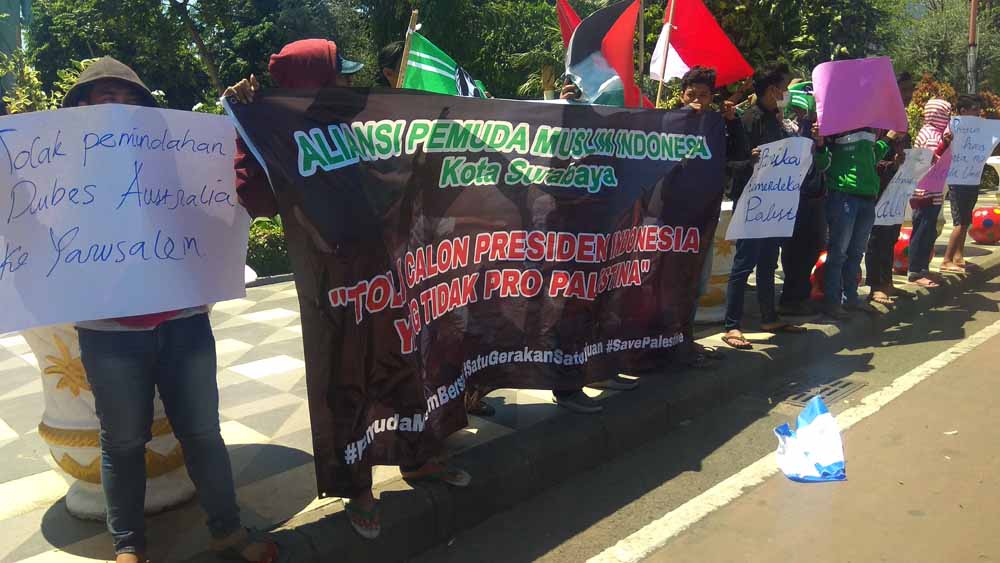 Aksi demonstrasi Aliansi Pemuda Muslim Indonesia (APMI) di Surabaya