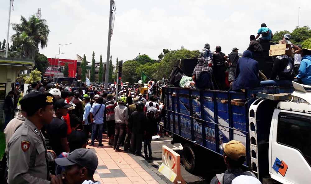 Ribuan Warga Jember Demo Tolak Tambang Emas Blok Silo