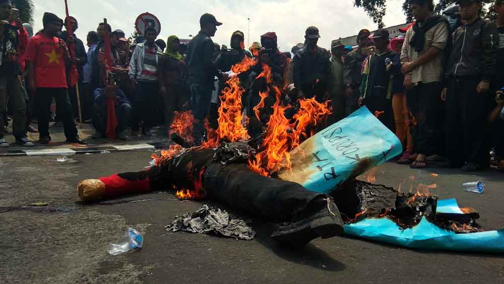 Aksi bakar boneka pada demo anti korupsi di Blitar, Senin (10/9/2018).