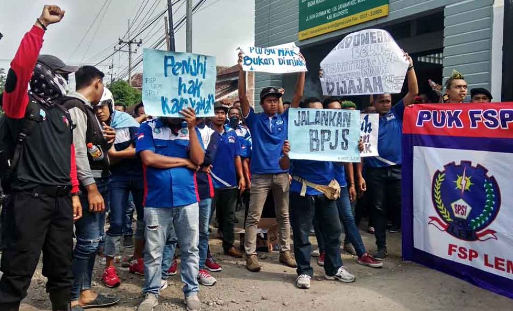 Aksi demonstrasi karyawan perusahaan air mineral kemasan di Mojokerto