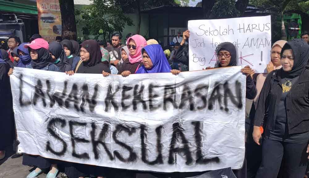Massa mendemo Diknas Malang terkait kasus pencabulan di sekolah dasar