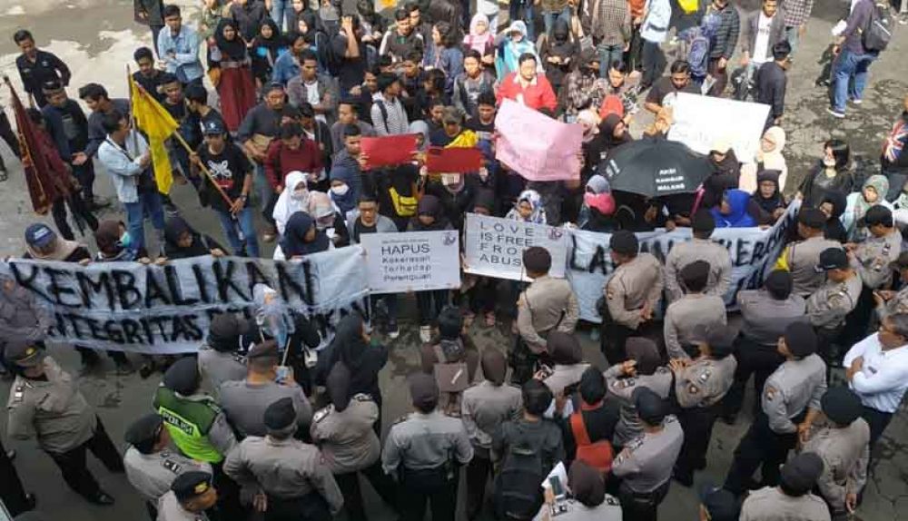 Demo di Diknas Pendidikan Kota Malang